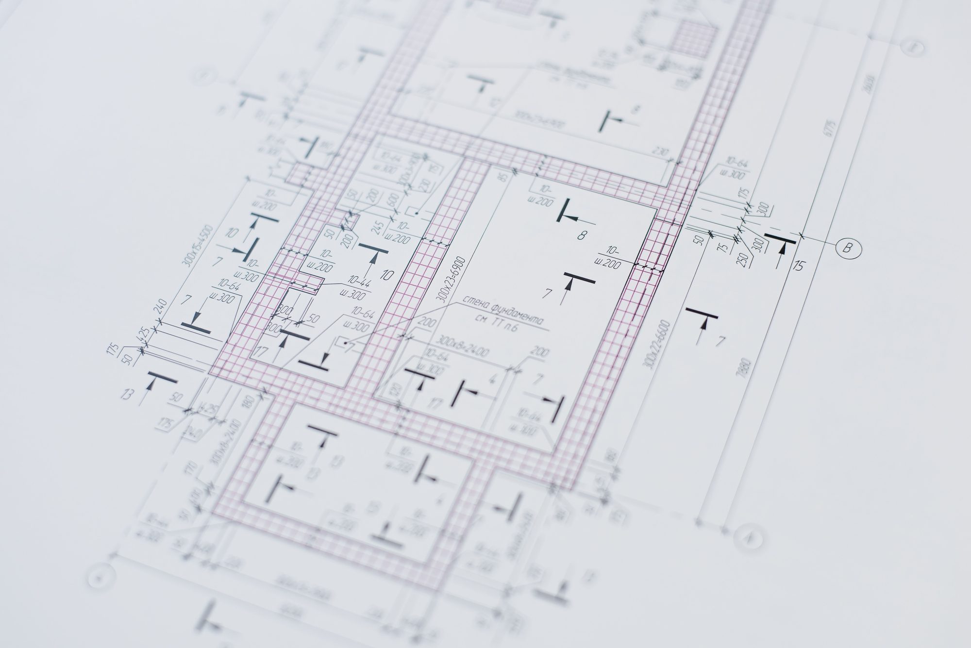 Plano estructural de fundaciones sobre mesa de trabajo