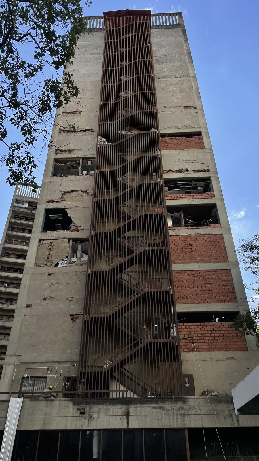 Torre en Caracas en proceso de refuerzo tras el sismo